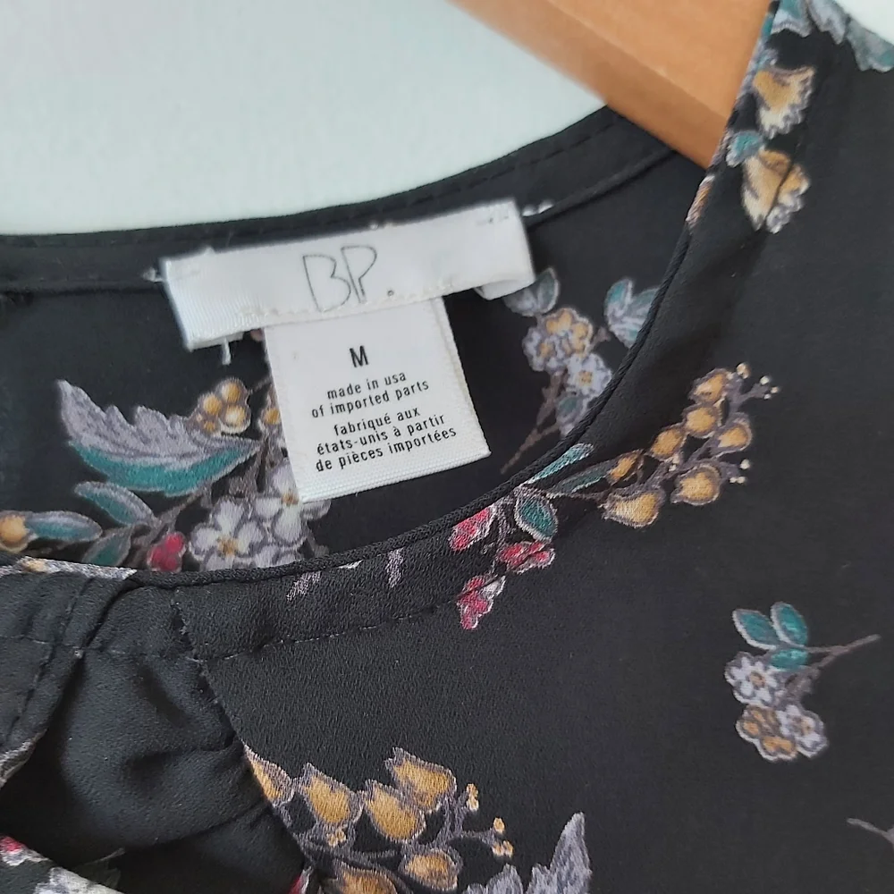 ✨Floral Nordstrom Cold Shoulder Top - Picture 4 of 15